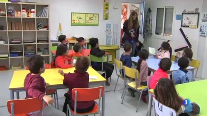L'Informatiu - A Salt, un gos va a l'escola a fer de mestre