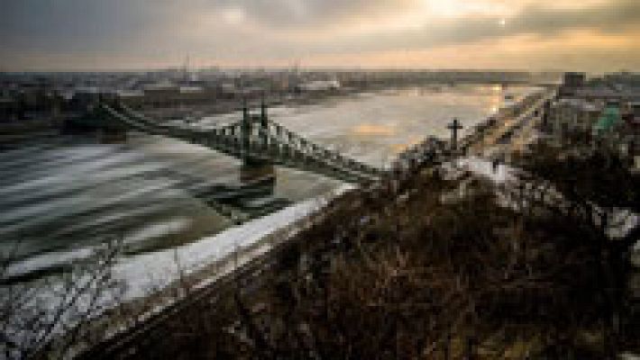 Telediario 1 - Se eleva a 83 el número de muertos por la ola de frío polar que está afectando a buena parte de Europa