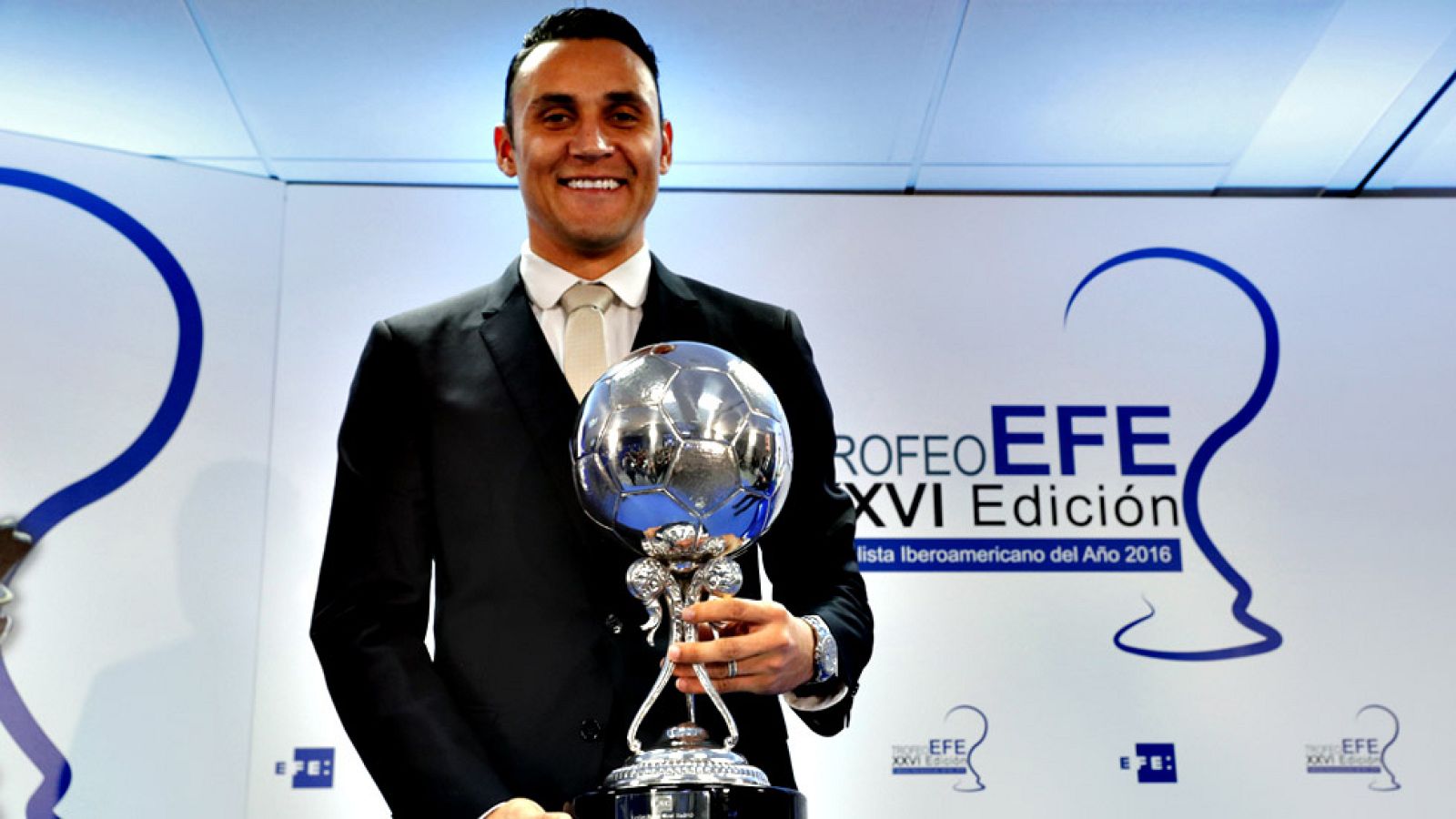 El guardameta costarricense del Real Madrid, Keylor Navas, recibió hoy el Trofeo EFE al Jugador Iberoamericano del Año, que premia su rendimiento en una temporada en la que ha ganado la Liga de Campeones, la Supercopa de Europa y el Mundial de Clubes