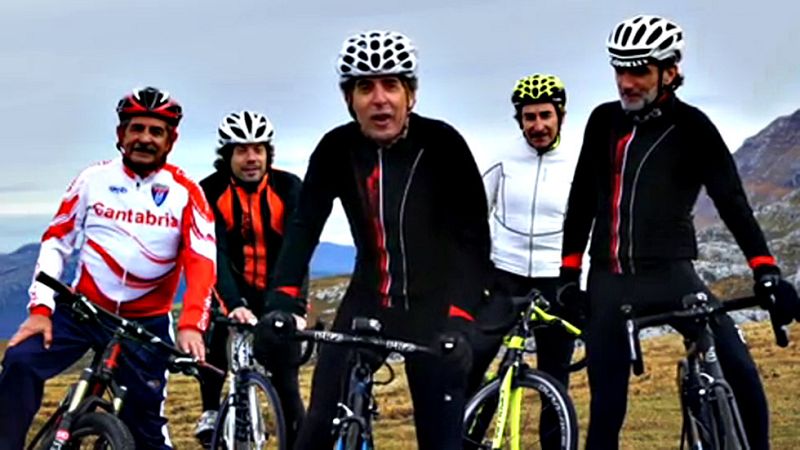 Acompañados por Fernando Escartin y por Kiko García, Pedro Delgado y Óscar Freire nos muestran cómo es la inédita ascensión al puerto cántabro. Arriba les espera el presidente Miguel Ángel Revilla.