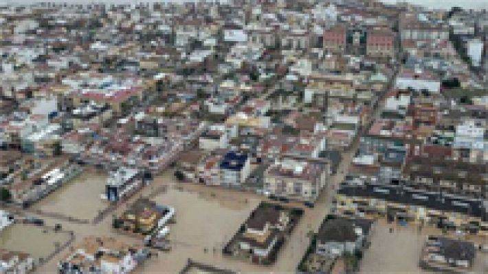 El barro de las inundaciones permanece en los Alcázares, Murcia