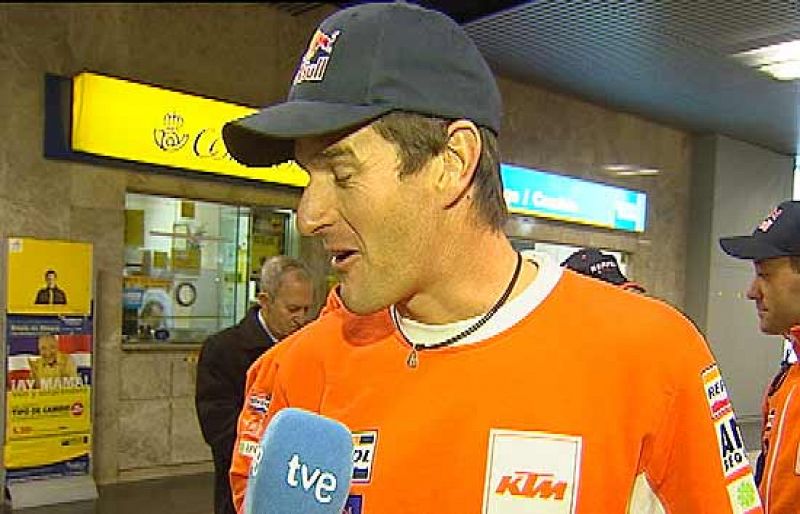 El piloto español Marc Coma, campeón del Dakar 2009 en la especialidad de motos, ya ha aterrizado en España y TVE ha recogido sus primeras declaraciones.