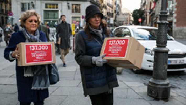 Telediario 1 - El Gobierno tramita el "relevo a petición propia" de Trillo mientras las familias del Yak 42 reclaman su "cese"