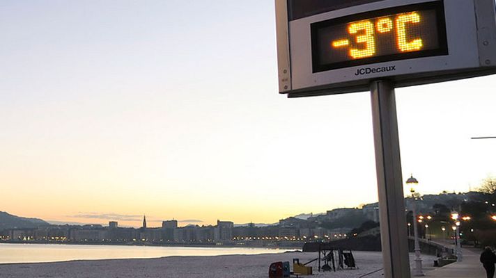 El tiempo - El frío y la nieve arrecian y cortan cinco puertos y ocho carreteras