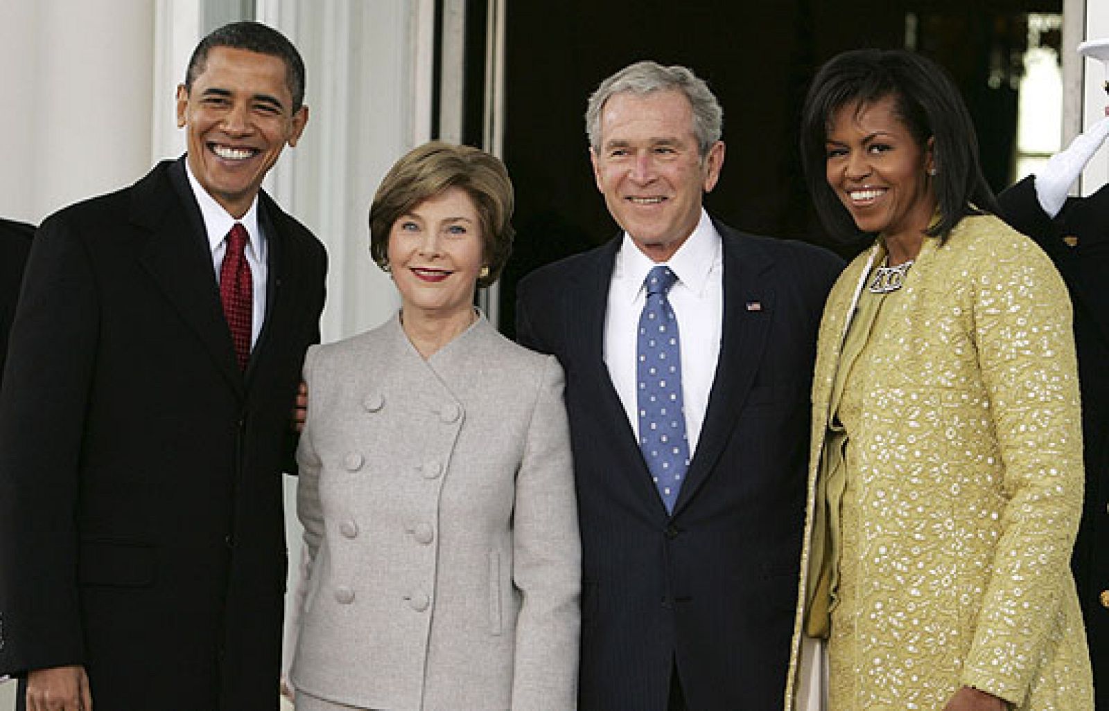 Barack Obama y su mujer Michelle llegan a la Casa Blanca recibidos por el presidente saliente de EE.UU., George W. Bush y su mujer Laura Bush.