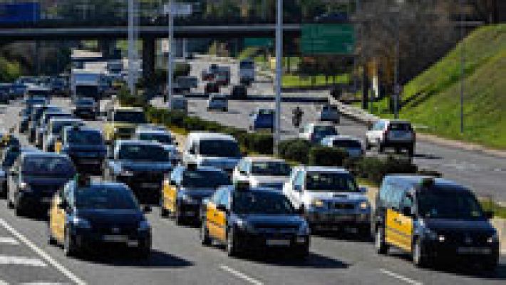 Protesta de taxistas en Barcelona, que temen por su futuro ante la competencia de taxistas pirata