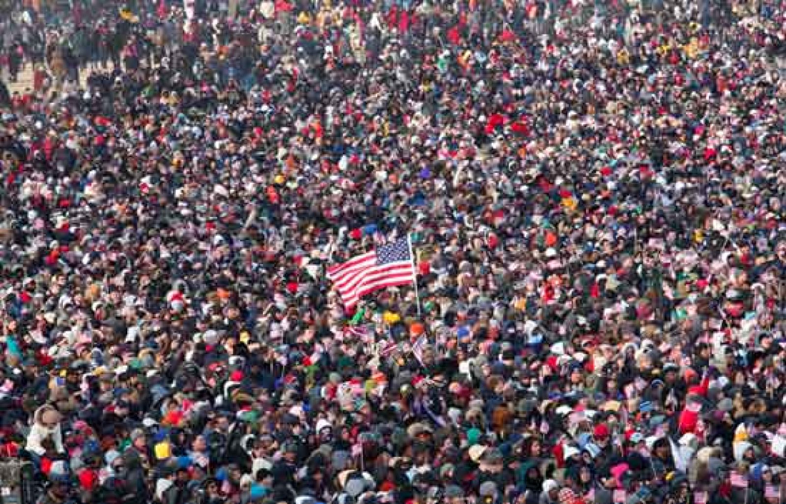Decenas de miles de personas han seguido la ceremonia de investidura del nuevo presidente estadounidense, Barack Obama, en un acto en el que todo estaba calculado al milímetro, desde su duración, hasta el lugar en el que debía sentarse cada uno