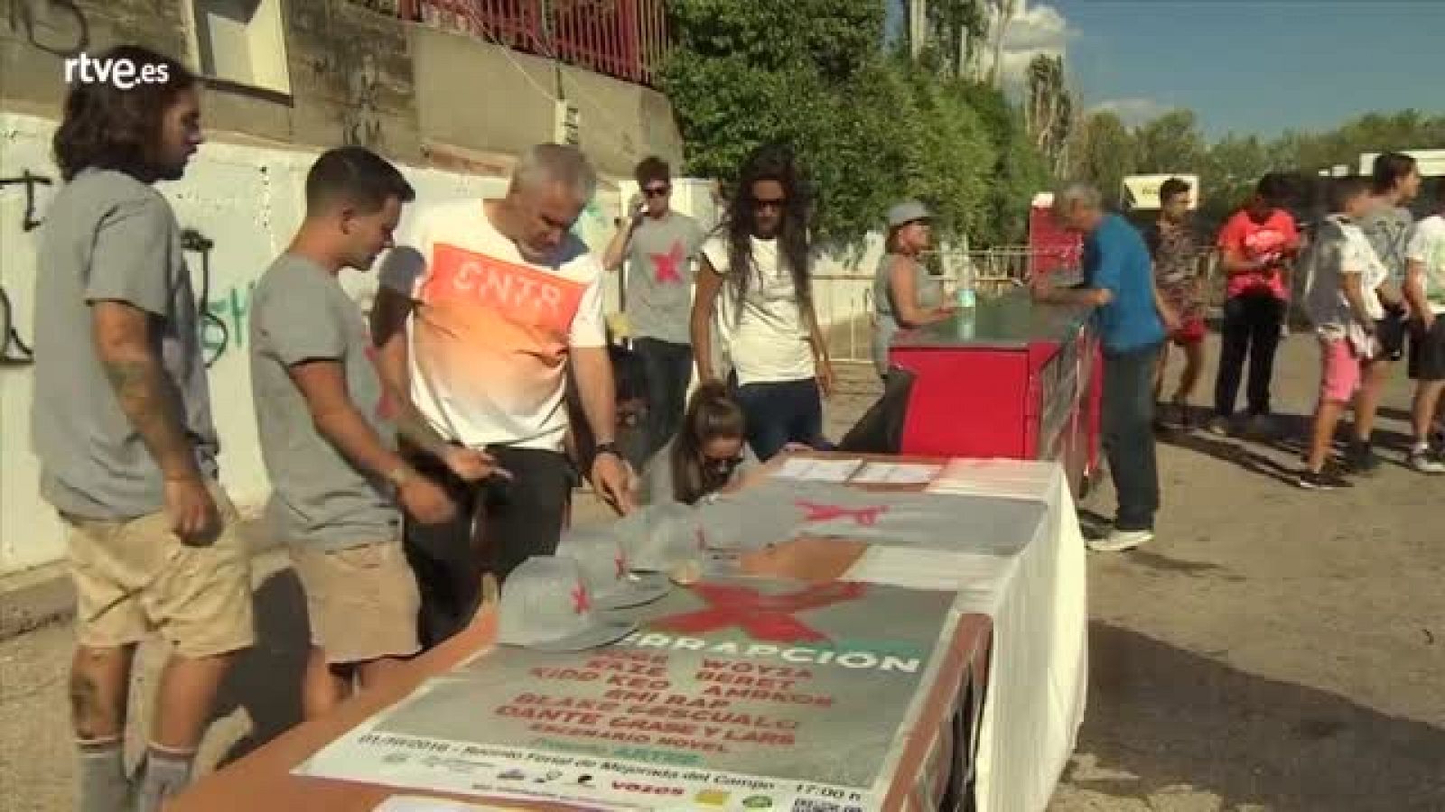 Crónicas: Hanane El Ghoulbzouri y José Luis Núñez, monitores del colectivo CEPA de Cádiz, estuvieron junto a un grupo de sus chicos en Interrapción. Nos hablaron de sus proyectos junto a Asociación Garaje. ADS Krú, Asesinos del Sonido, subieron al escenario | RTVE Play