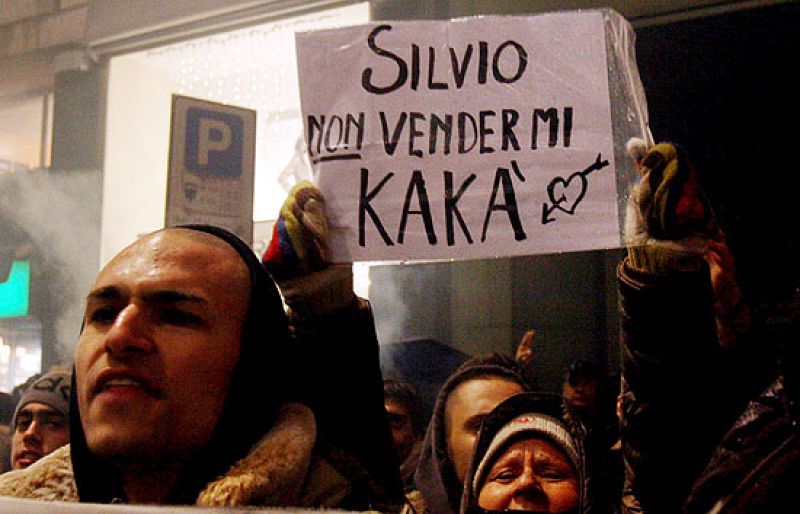 Kaká ha renunciado a su fichaje millonario por el Manchester City y a ser el jugador mejor pagado del mundo, por su amor al Milán y por las pretensiones del brasileño de acabar en el Real Madrid.