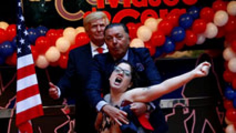 Protesta de FEMEN ante la figura de cera de Trump en Madrid