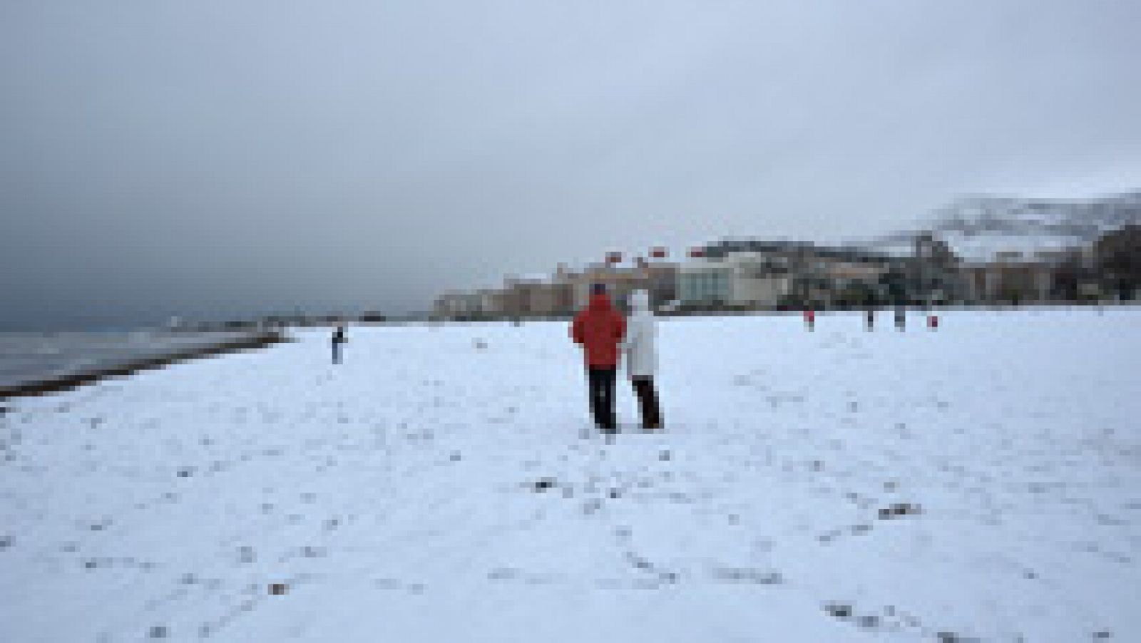 Telediario 1: Nieve en playas del mediterráneo y termómetros que llegan a casi 22 grados bajo cero en los Pirineos | RTVE Play