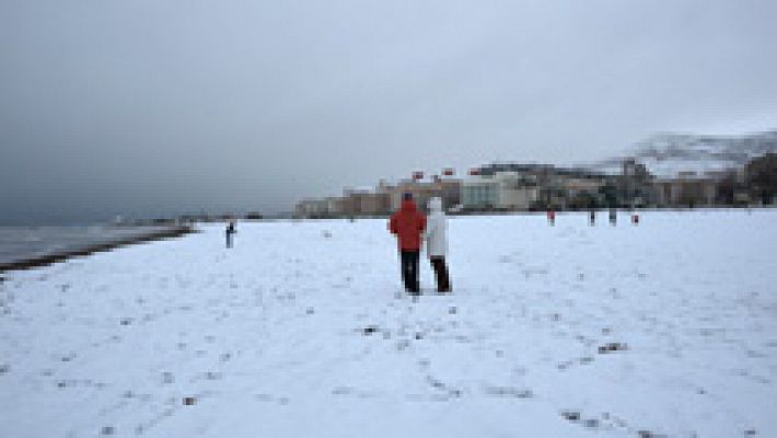 Telediario 1 - Nieve en playas del mediterráneo y termómetros que llegan a casi 22 grados bajo cero en los Pirineos