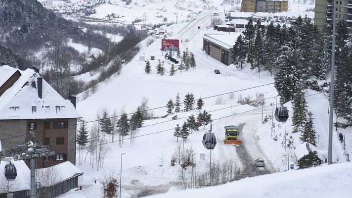 Telediario 1 - La ola de frío siberiano congela España con nieve en Valencia y Murcia
