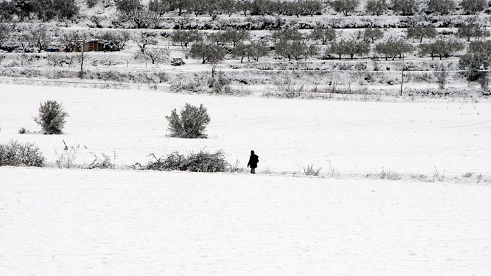 Telediario 1 - El temporal de nieve dificulta el acceso a algunos pueblos