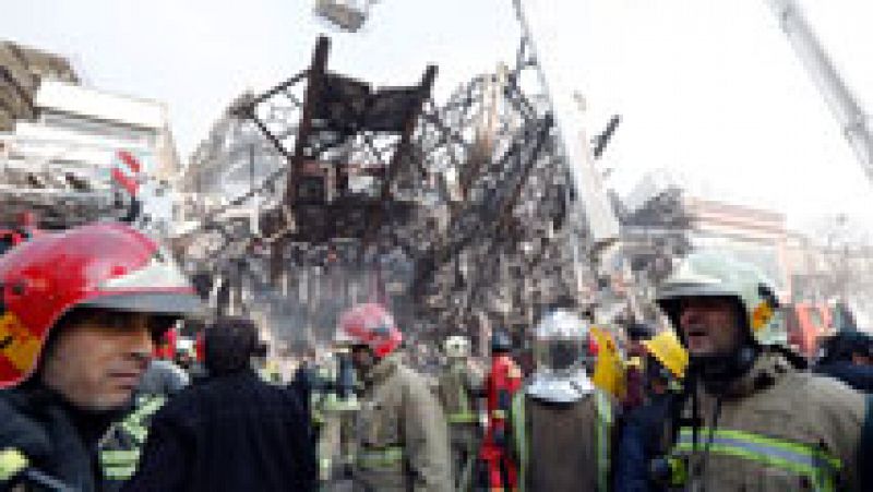 30 bomberos atrapados y 70 heridos en el derrumbe de un edificio en Irán
