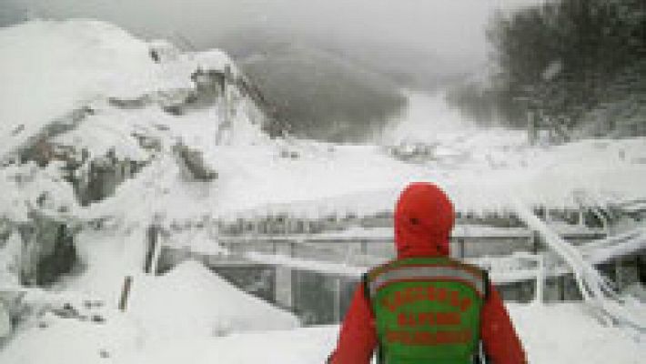 Los equipos de rescate buscan a una treintena de desaparecidos en el hotel italiano sepultado por la nieve