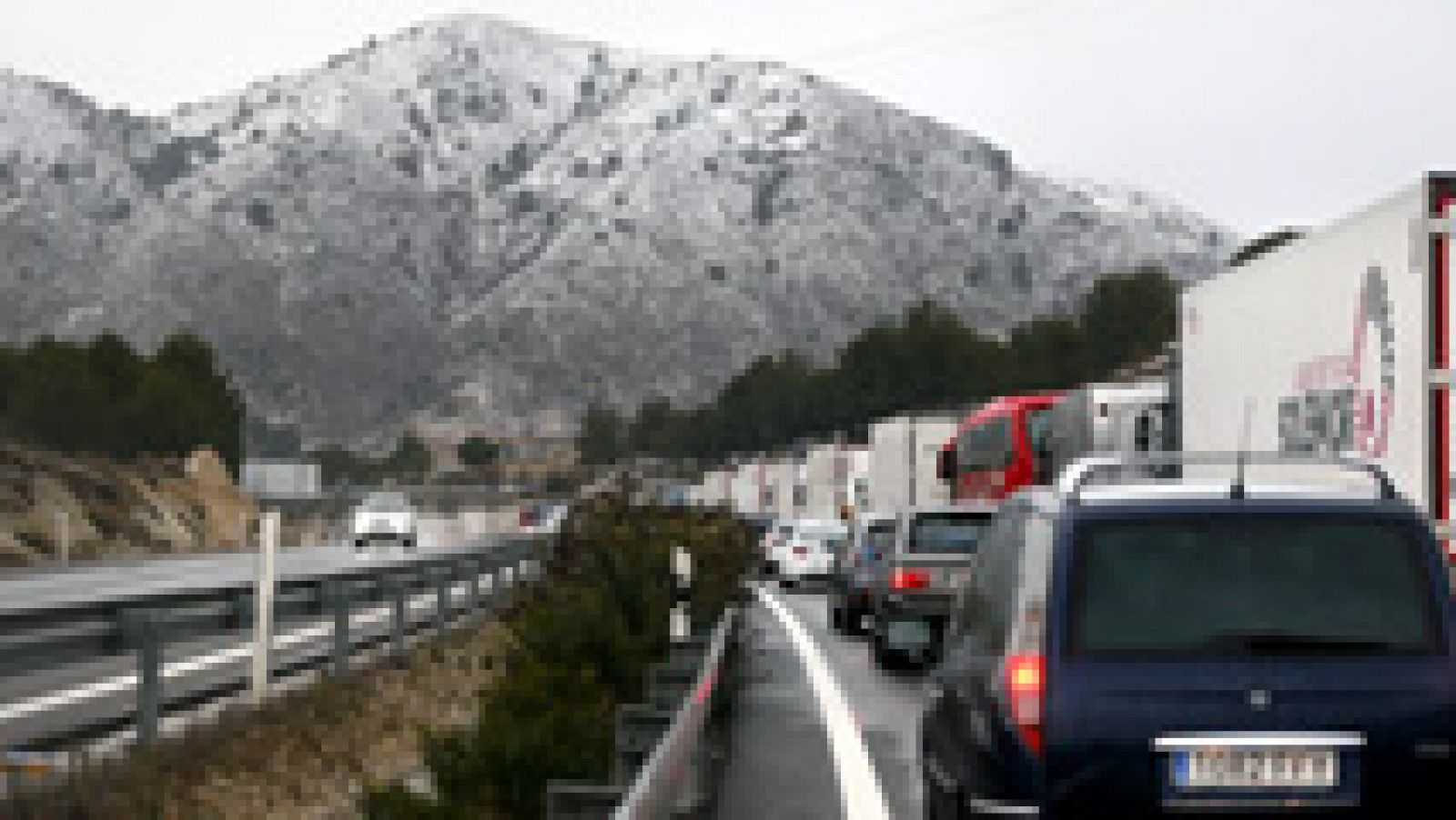 Telediario 1: La nieve acumulada en Alicante y Murcia provoca situaciones de caos en vías principales y secundarias | RTVE Play