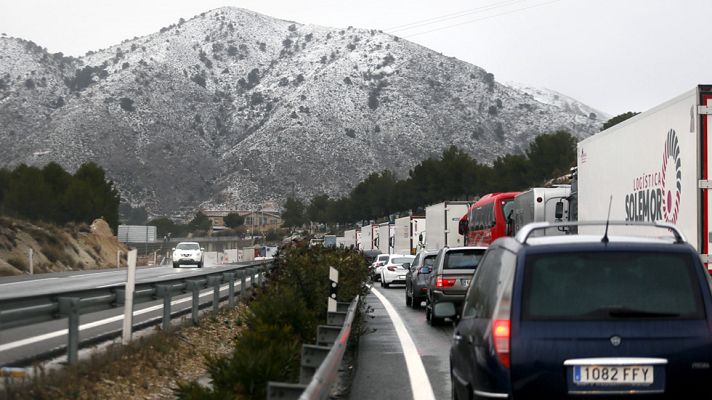 Telediario 1 - La nieve acumulada en Alicante y Murcia provoca situaciones de caos en vías principales y secundarias