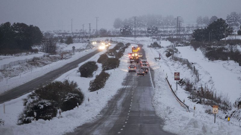 Cincuenta carreteras, sobre todo del este peninsular, permanecen cortadas por el temporal de nieve