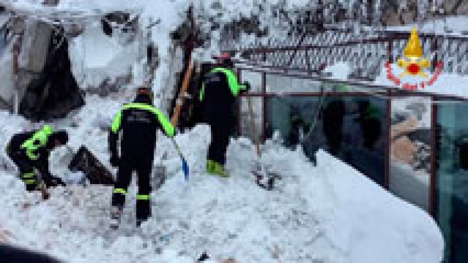 Informativo 24h: Localizan a seis supervivientes sepultados bajo la nieve en el hotel italiano | RTVE Play