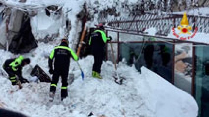 Informativo 24h - Localizan a seis supervivientes sepultados bajo la nieve en el hotel italiano