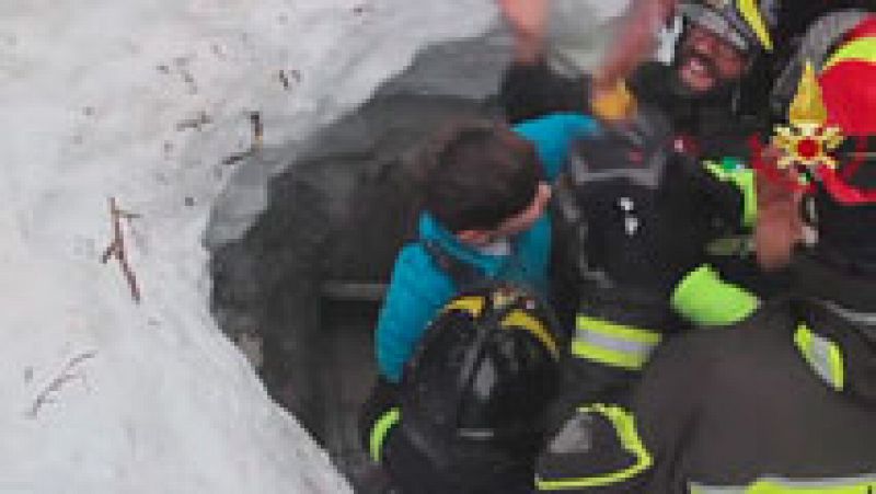 Rescate de los primeros supervivientes localizados casi dos días después de la avalancha en el hotel italiano