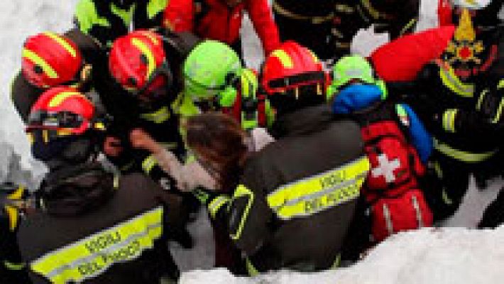 Telediario 1 - Localizan a seis personas con vida en el interior del hotel sepultado por una avalancha