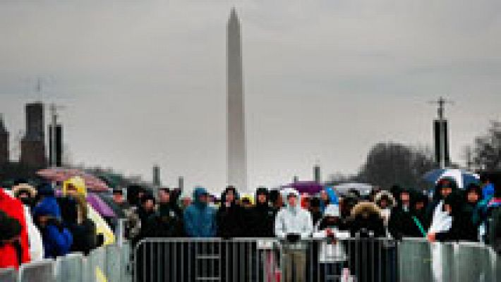 Una multitud hacía cola de madrugada ante los controles de seguridad en Washington para asistir al juramento de Donald Trump