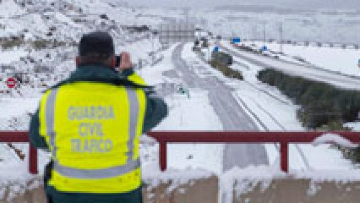 Telediario 1 - El temporal de nieve está ocasionando numerosos problemas en las carreteras