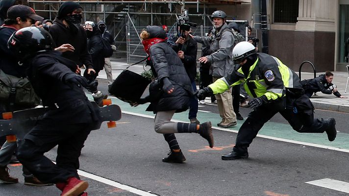 Informativo 24h - Enfrentamientos entre la policía y manifestantes contrarios a Trump