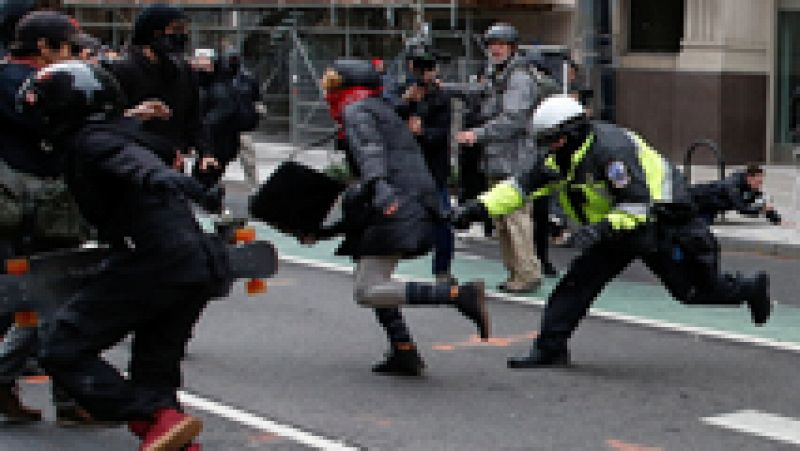 Enfrentamientos entre la policía y manifestantes contrarios a Trump
