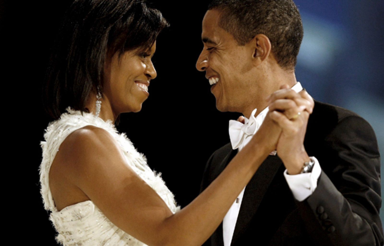 La imagen más distendida de Obama se vió en los bailes tradicionales que celebran la jura de los presidentes | Ver