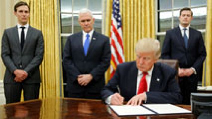Trump firma su primera orden ejecutiva contra el "Obamacare"