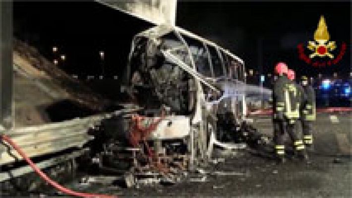 Al menos 16 muertos y 39 heridos en un accidente de autobús con adolescentes en Italia