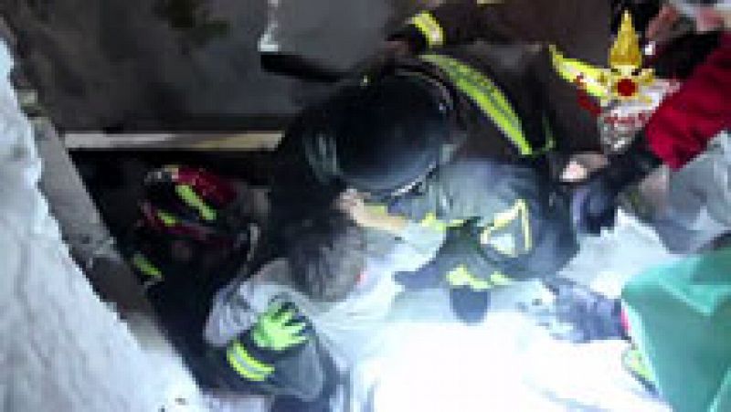 Rescatan a otros cuatro supervivientes y dos cadáveres del hotel italiano sepultado por un alud
