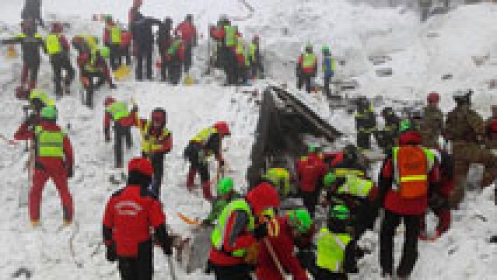 Rescatan a otros cuatro supervivientes y dos cadáveres del hotel italiano sepultado por un alud