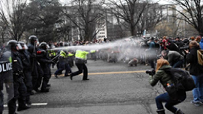 La policía dispersa con gas pimienta a varios manifestantes anti Trump