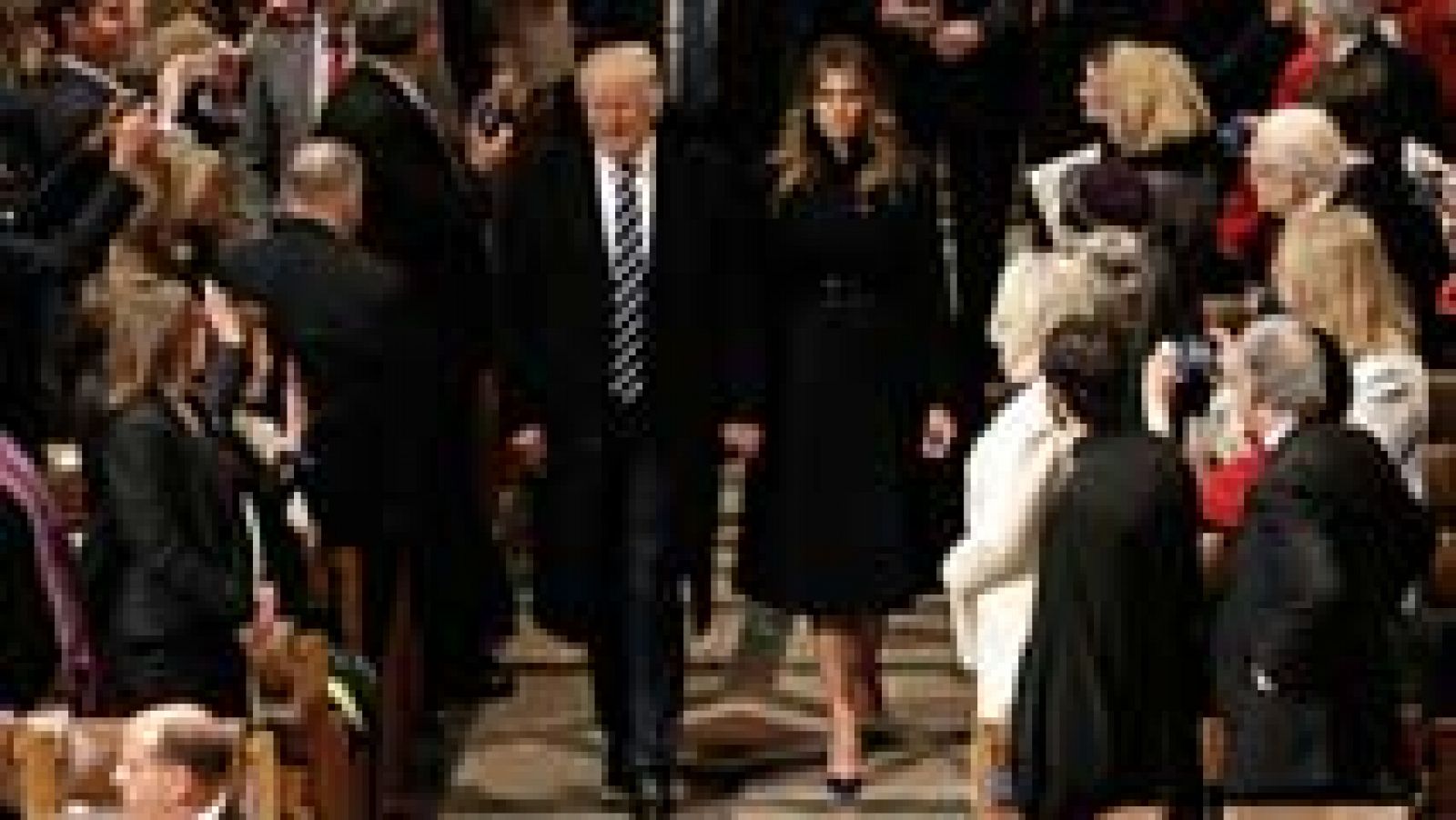 Trump asiste a un oficio religioso que pone fin a los actos de su investidura
