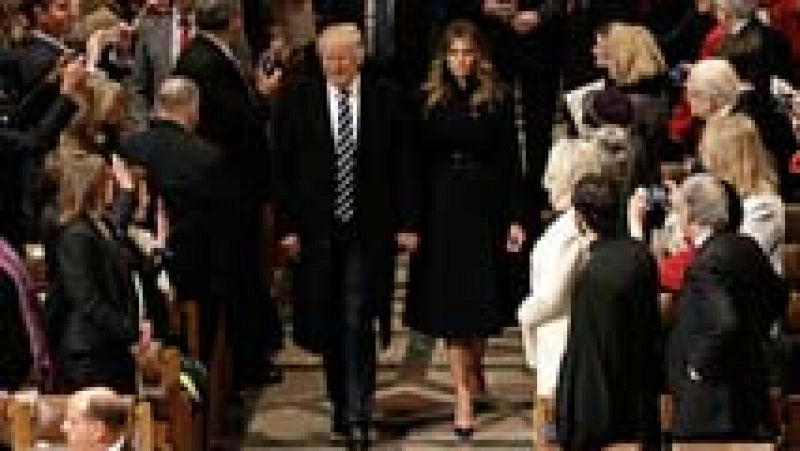 Trump asiste a un oficio religioso que pone fin a los actos de su investidura
