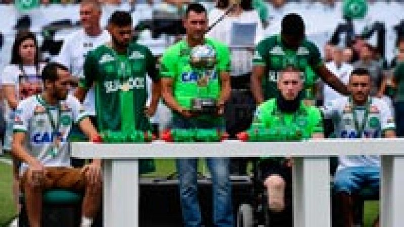 Los supervivientes del Chapecoense recogen el trofeo de la Copa Sudamericana