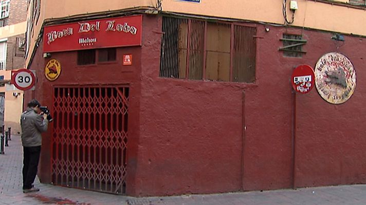 Telediario 1 - Encapuchados propinan una paliza a una joven de 20 años a las puertas de un pub de Murcia