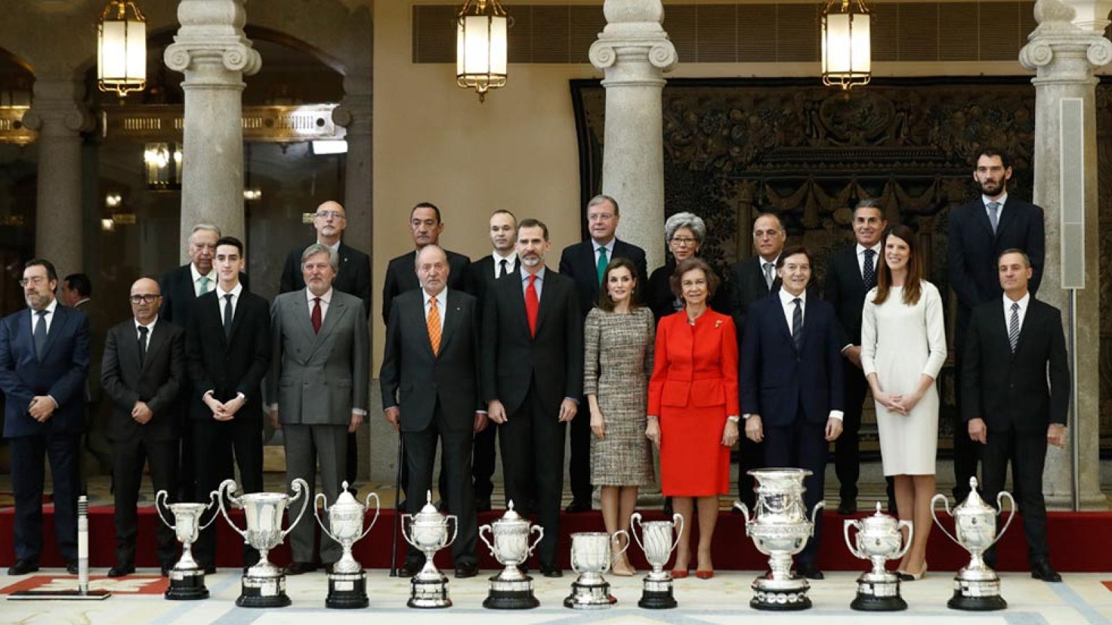 La atleta Ruth Beitia y el capitán del Barcelona, Andrés Iniesta, destacaron junto a la selección de baloncesto, y al argentino Jorge Sampaoli, entrenador del Sevilla, en el acto de entrega de los Premios Nacionales del Deporte 2015, presidido este lunes por los Reyes.