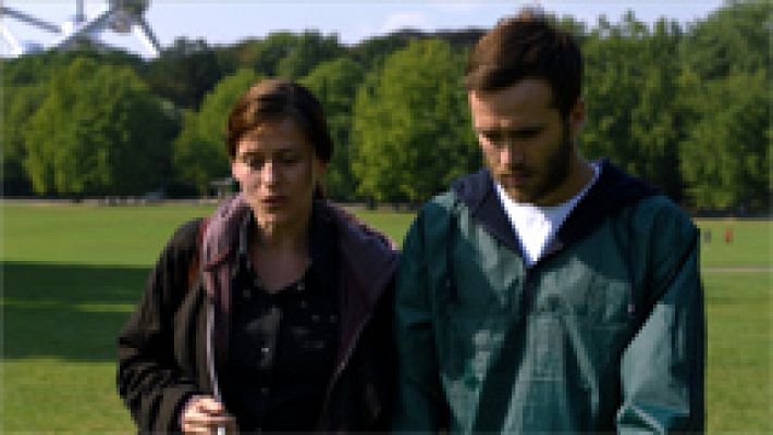 Cuéntame cómo pasó - Carlos decide ayudar a Koro