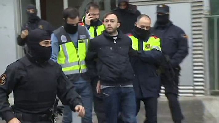 Telediario 1 - Los Mossos d'Escuadra y la Policía Nacional desarticulan una banda que robaba cajeros automáticos