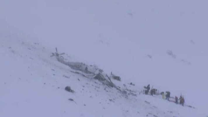 Telediario 1 - Un helicóptero con seis personas a bordo se estrella en la misma zona del hotel sepultado en Los Abruzos