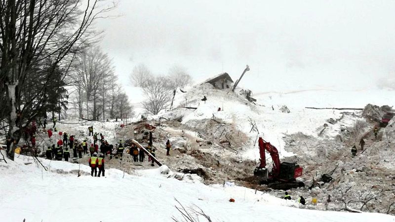 Continúa la búsqueda de supervivientes en el hotel italiano sepultado por un alud