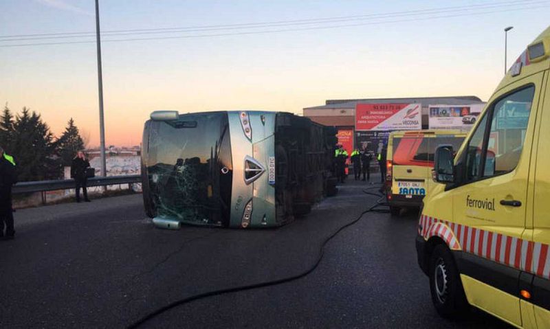 El conductor del autobús escolar volcado en Fuenlabrada, Madrid, da positivo por cocaína 