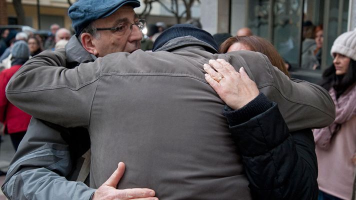 Telediario 1 - Un centenar de personas se concentra en apoyo a la familia de la menor que murió mientras esperaba una ambulancia en Blanes
