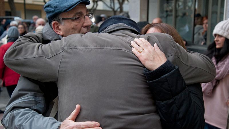 Un centenar de personas se concentra en apoyo a la familia de la menor que murió mientras esperaba una ambulancia en Blanes