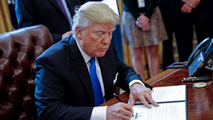 Trump firma la orden ejecutiva para construir el muro con México